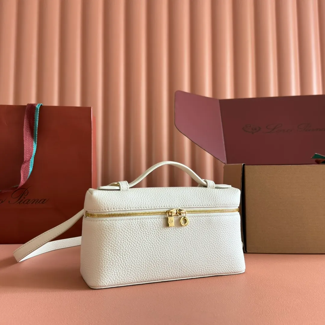 p1160💋💋💋【Original leather configuration counter complete set of packaging】 𝐋𝐨𝐫𝐨 𝐏𝐢𝐚𝐧@ Extra pocket L19 series handbag/crossbody bag, all steel, the most comfortable life is the undefined life, just like loro The material design of pian@ does not require complicated design styles. The simple and soft outline is elegant and durable, like an exquisite cosmetic case, which perfectly balances appearance and functionality. The leather is delicate and feels as soft as butter. The small bag has a large capacity. It is not only portable with a thin shoulder strap, but can also be worn cross-body. Sisters who have a special liking for minimalist style can buy it. It is simple and versatile. The simpler, the more different. Stars and Instagram celebrities are all planting it. There are two sizes of 19 cm and 27 cm. One is exquisite and casual, and the other is elegant and grand. Size: Small: length 19×width 7×height 12cm (